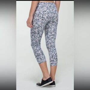 Lululemon Wunder Under Crop size 4, EUC. Not so petite fleur silver spoon print